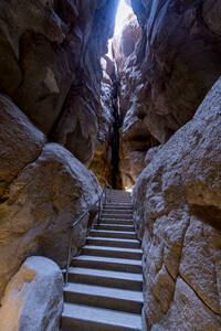 Saudi-Arabien, Ostprovinz, Al-Hofuf, Schritte in der Höhle von Jabal Al-Qarah - RUNF04873