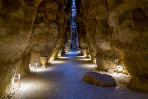 Saudi-Arabien, Ostprovinz, Al-Hofuf, Beleuchtete Höhle in Jabal Al-Qarah - RUNF04874