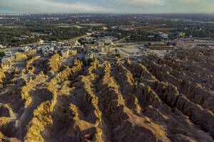 Saudi-Arabien, Ostprovinz, Al-Hofuf, Luftaufnahme von Jabal Al-Qarah mit Stadt im Hintergrund - RUNF04878