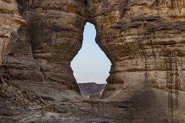 Saudi-Arabien, Al-Ula, Loch in erodierter Felsformation - RUNF04886
