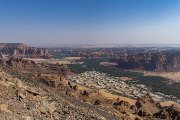 Saudi-Arabien, Al-Ula, Blick auf eine riesige Oase, die sich entlang eines Wüstentals erstreckt - RUNF04889