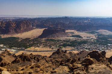 Saudi-Arabien, Al-Ula, Blick auf eine riesige Oase, die sich entlang eines Wüstentals erstreckt - RUNF04890