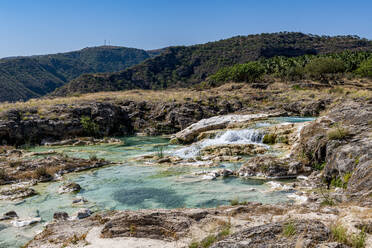 Oman, Dhofar, Salalah, Wadi Darbat Fluss im Sonnenschein - RUNF04902