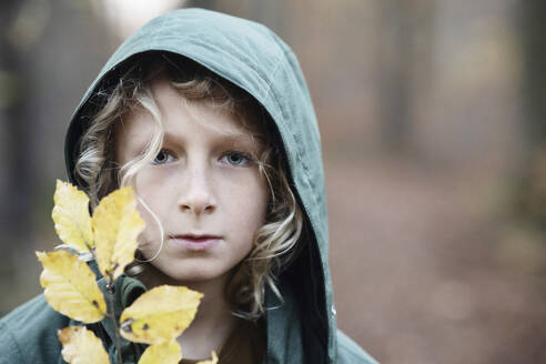 Blonder Junge mit gelben Blättern - NJAF00111