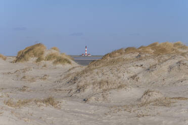 Deutschland, Schleswig-Holstein, St. Peter-Ording, Stranddünen mit Leuchtturm Westerheversand im Hintergrund - KEBF02549