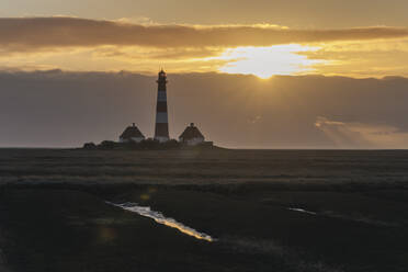 Deutschland, Schleswig-Holstein, St. Peter-Ording, Leuchtturm Westerheversand bei Sonnenuntergang - KEBF02553