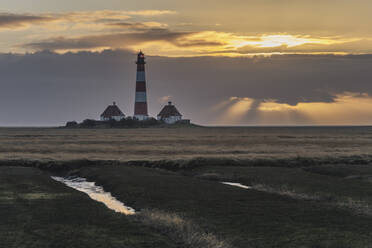 Deutschland, Schleswig-Holstein, St. Peter-Ording, Leuchtturm Westerheversand bei Sonnenuntergang - KEBF02554