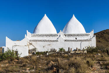 Oman, Dhofar, Mirbat, Außenseite des Mausoleums von Bin Ali - RUNF04919