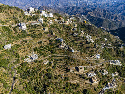 Saudi-Arabien, Provinz Jazan, Faifa, Luftaufnahme von Terrassenfeldern im Faifa-Gebirge - RUNF04928