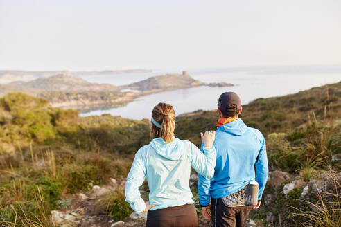 Pärchen mit Blick auf Berg und Meer - JPTF01226