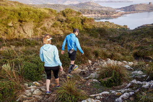 Trailrunner-Paar beim Abstieg am Berg - JPTF01227