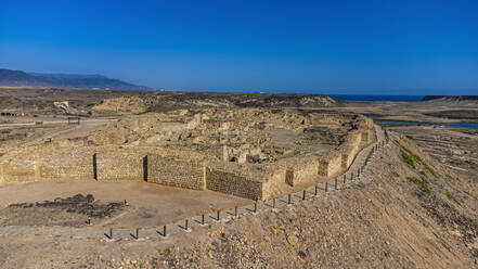 Oman, Dhofar, Taqah, Luftpanorama der antiken Ruinen von Sumhuram - RUNF04943