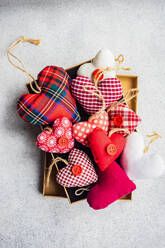 Rustikale Geschenkbox mit Textilherzen als Geschenk zum Valentinstag - ADSF42193
