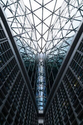 Niedriger Winkel der engen Passage zwischen den futuristischen mehrstöckigen Glaswänden der Gebäude, die das Dach ablenken - ADSF42223
