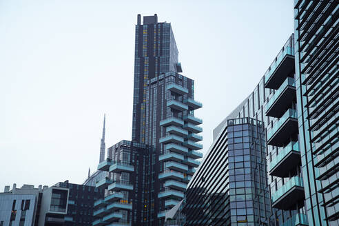 Low Winkel der futuristischen Glas-Wolkenkratzer gegen trüben Himmel auf der Straße der Innenstadt in megalopolis in der Tageszeit befindet - ADSF42225