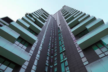 Low Winkel der futuristischen Glas-Wolkenkratzer gegen trüben Himmel auf der Straße der Innenstadt in megalopolis in der Tageszeit befindet - ADSF42229