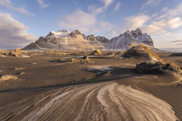 Erstaunlicher Blick auf den schwarzen Sandstrand Stockness und den Berg Vestrahorn im Hintergrund in Island - ADSF42334