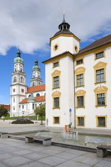 Germany, Bavaria, Kempten, Residenz Kempten museum with St. Lorenz Basilica in background - WIF04670