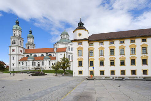 Germany, Bavaria, Kempten, Residenz Kempten museum with St. Lorenz Basilica in background - WIF04671