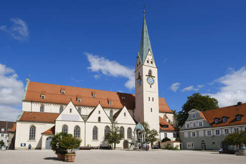 Germany, Bavaria, Kempten, Square in front of St. Mang church - WIF04674