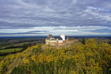 Deutschland, Hessen, Hering, Wolken über Schloss Otzberg im Herbst - AMF09739