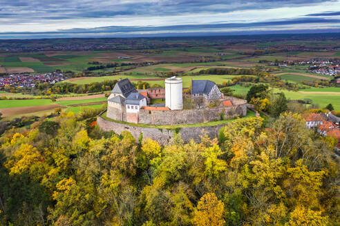 Deutschland, Hessen, Hering, Luftaufnahme von Schloss Otzberg im Herbst - AMF09740