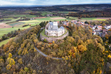 Deutschland, Hessen, Hering, Luftaufnahme von Schloss Otzberg im Herbst - AMF09741