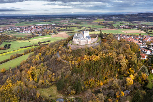 Deutschland, Hessen, Hering, Luftaufnahme von Schloss Otzberg im Herbst - AMF09742
