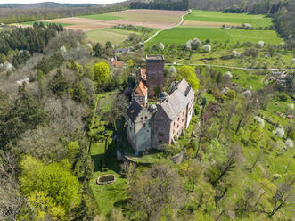 Deutschland, Baden-Württemberg, Werbach, Luftaufnahme von Schloss Gamburg und Umgebung - AMF09744
