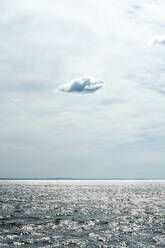 Landschaftlicher Blick auf den endlosen Ozean mit Horizontlinie unter blauem Himmel mit Wolken in Kanada - ADSF42374