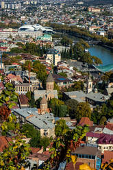Von oben herbstliche Altstadt von Tiflis Hauptstadt von Georgien mit Fluss - ADSF42520
