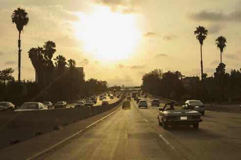 Autos auf dem 101 Freeway bei Sonnenuntergang in Los Angeles, Kalifornien - FOLF11936