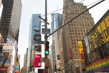 Ampel und Wolkenkratzer am Times Square, New York - FOLF11941