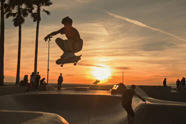 Jugendlicher, der bei Sonnenuntergang im Skatepark skatet - FOLF11954