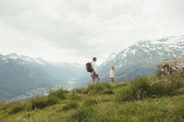 Vater und Tochter wandern auf einem Berg - FOLF12002
