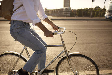 Mann fährt Fahrrad auf einer Stadtstraße - FOLF12006