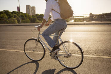 Man riding bicycle on city street - FOLF12007