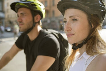 Junger Mann und Frau mit Fahrradhelmen - FOLF12014