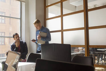 Junge Männer im Gespräch im Büro - FOLF12047