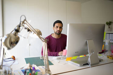 Mann arbeitet am Computer im Büro - FOLF12072