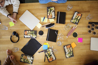 Sushi, Notebooks und Laptops auf dem Bürotisch - FOLF12075