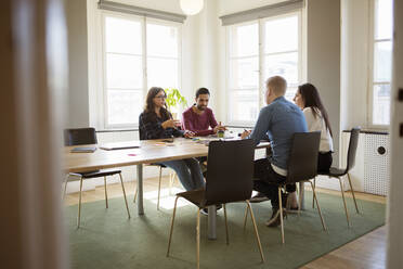 Mitarbeiter sitzen am Besprechungstisch im Büro - FOLF12087