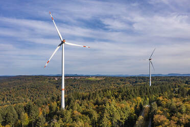 Deutschland, Baden-Württemberg, Luftaufnahme eines Windparks inmitten eines herbstlichen Waldes - WDF07213