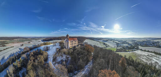 Schloss Ronneburg inmitten der Landschaft in der Wetterau, Hessen, Deutschland - AMF09747