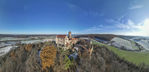 Blick auf das Schloss inmitten von Bäumen in der Wetterau, Hessen, Deutschland - AMF09748