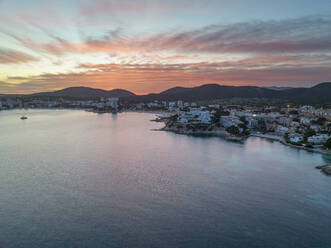 Spanien, Balearen, Mallorca, Santa Ponsa, Luftaufnahme der Stadt am Meer in der Abenddämmerung - AMF09752