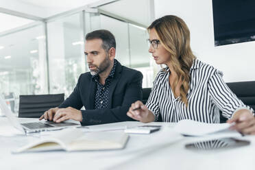 Architekten bei der Arbeit mit Laptop am Tisch im Büro - JSRF02363