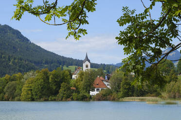 Deutschland, Bayern, Weissensee, Dorf am Ufer des Weissensees - WIF04679