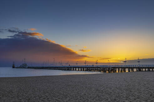 Poland, Pomerania, Sopot, Sopot Pier and beach at sunrise - ABOF00856