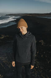 Lächelnde Frau mit Strickmütze am Strand von Janubio, Lanzarote, Kanarische Inseln, Spanien - DMGF00917